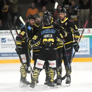Tigers-Spieler jubeln über ein Tor.