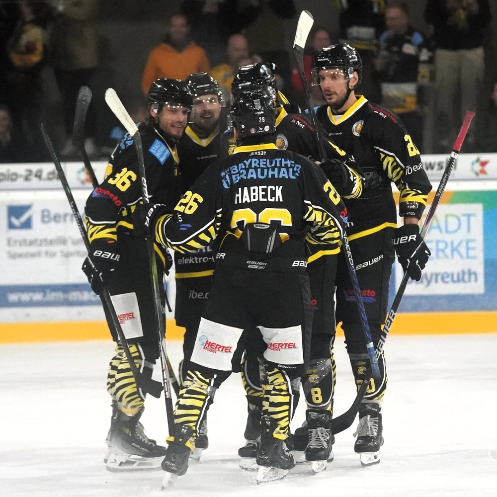 Tigers-Spieler jubeln über ein Tor.