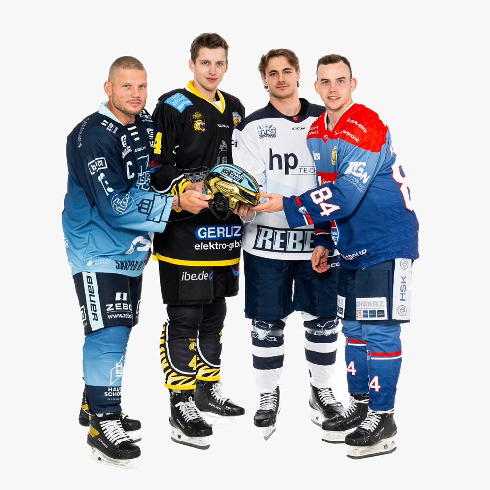 Verschiedene Spieler der Oberliga Süd - Vereine präsentieren den neuen Topscorer-Helm