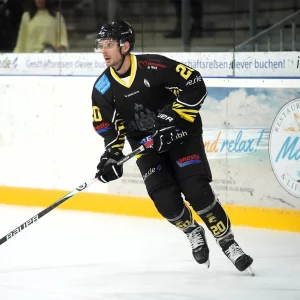Adam Schusser im Spiel gegen den EC Peiting