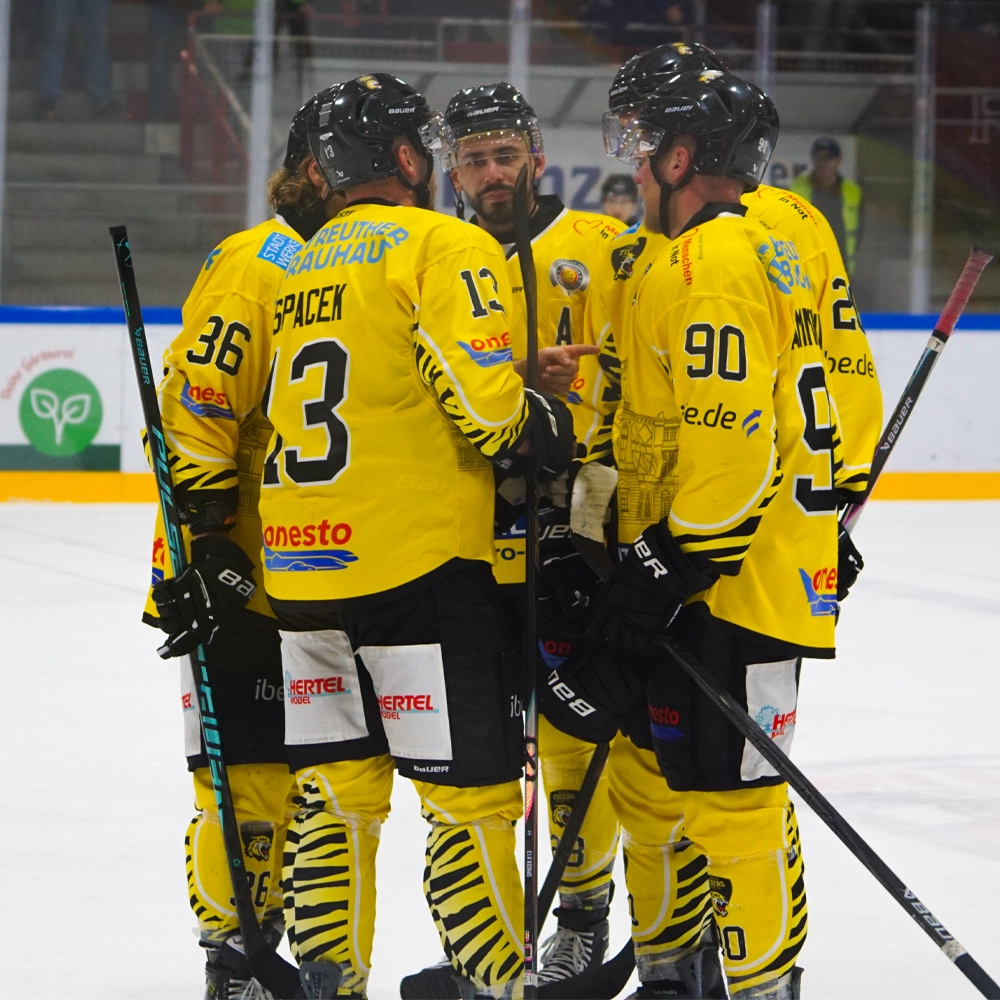 Die Spieler der Tigers jubeln in Peiting