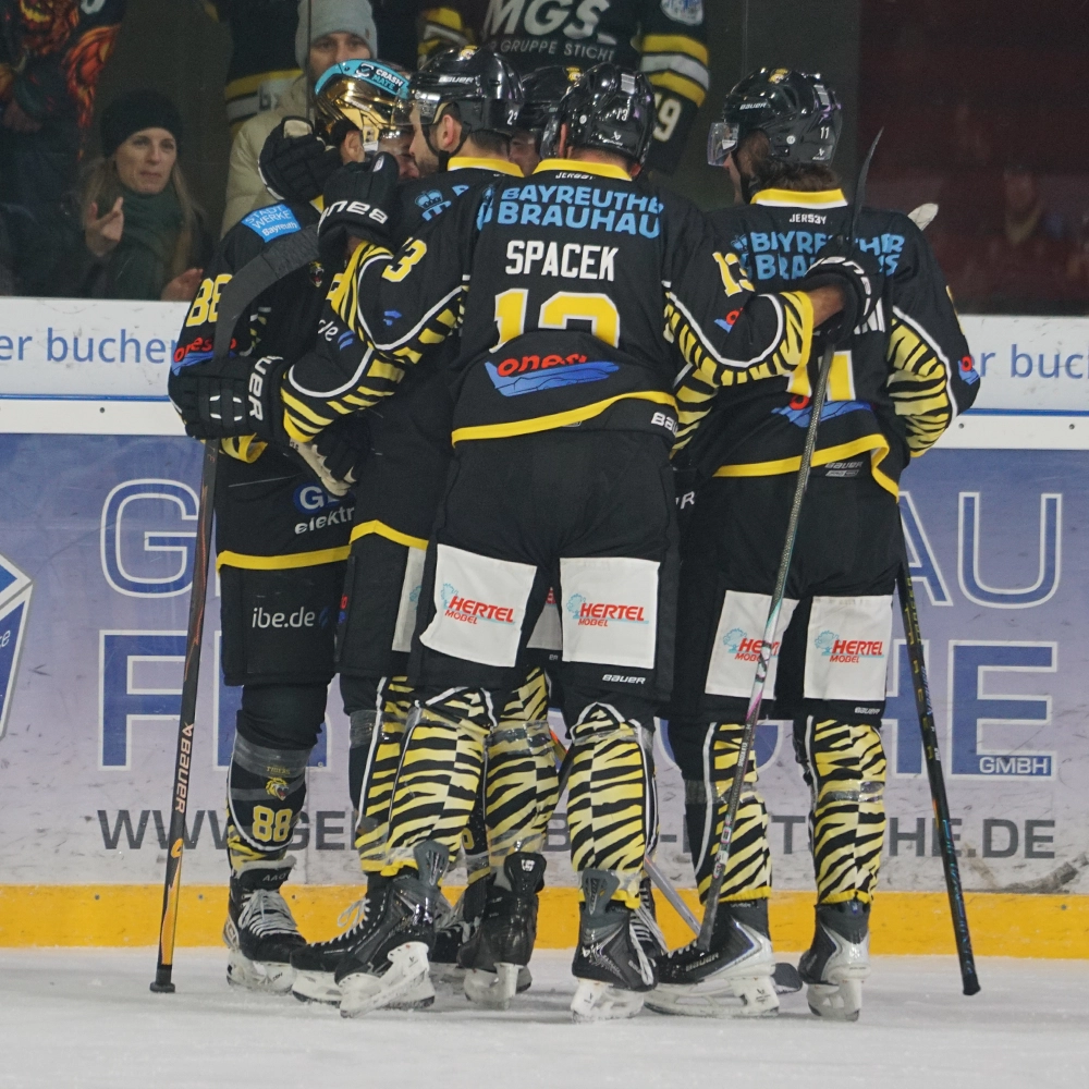 Die Spieler der onesto Tigers jubeln über den dritten Treffer von Kyle Bollers an diesem Abend