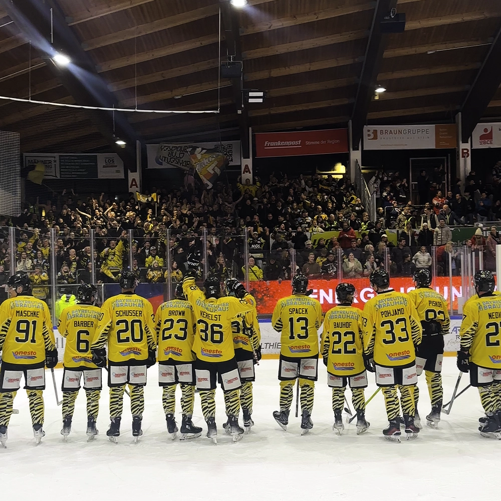 Die Spieler der onesto Tigers lassen sich von den Fans feiern