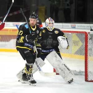 Der starke Conner McLeod und Verteidiger Ondrej Nedved im Spiel gegen Deggendorf