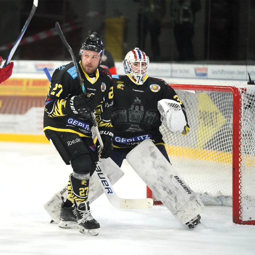 Der starke Conner McLeod und Verteidiger Ondrej Nedved im Spiel gegen Deggendorf