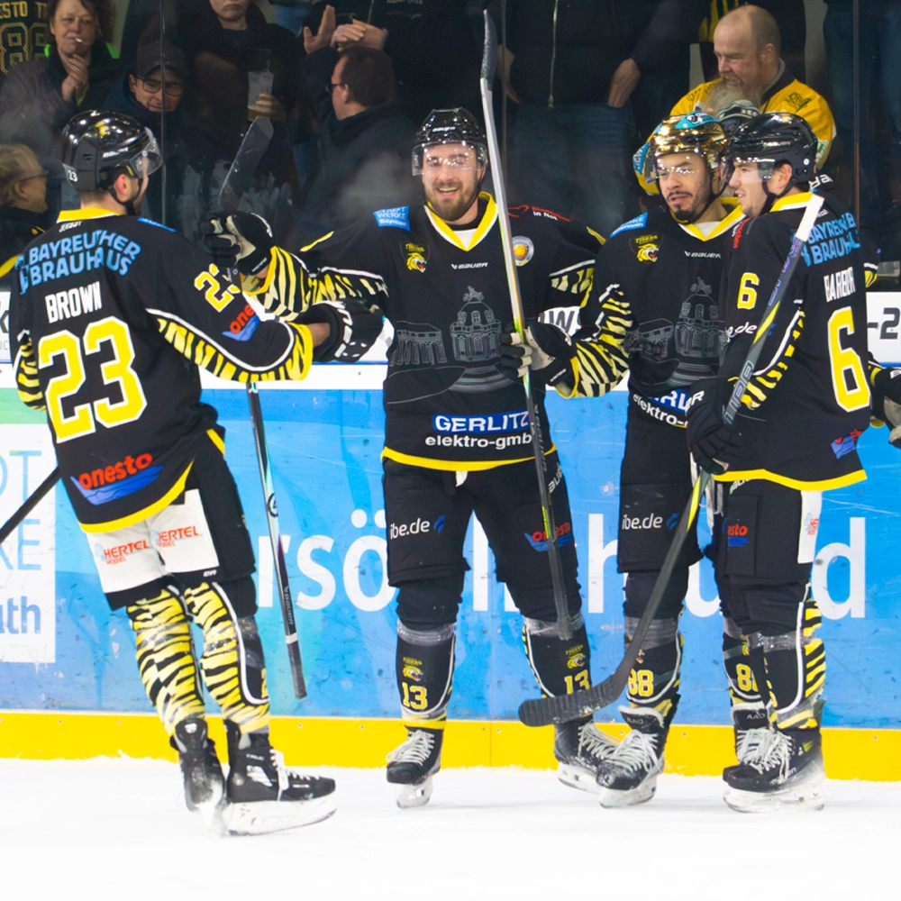 Die Spieler der onesto Tigers jubeln über einen Treffer gegen die Stuttgart Rebels