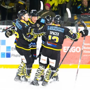 Die Spieler der onesto Tigers freuen sich über einen Treffer